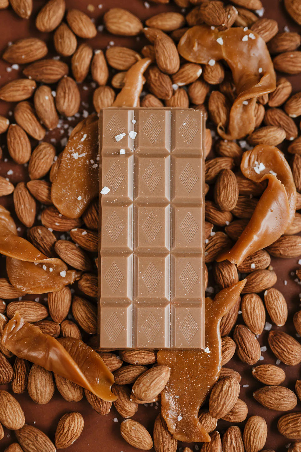 DAKAMA CHOCOLATE: Whyte Gold Salted Almond Caramel