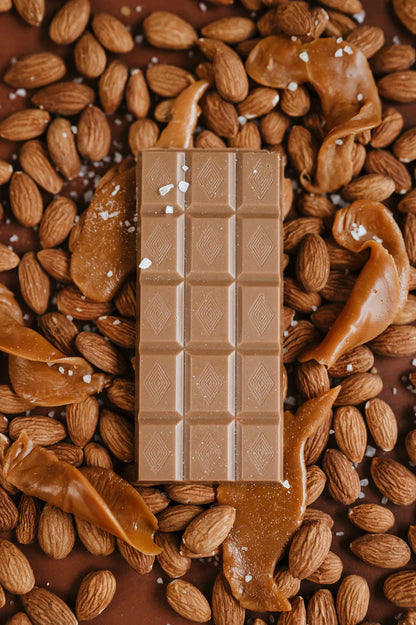 DAKAMA CHOCOLATE: Whyte Gold Salted Almond Caramel